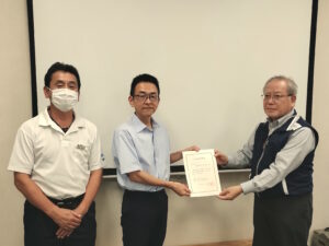 安全診断受検証交付の様子